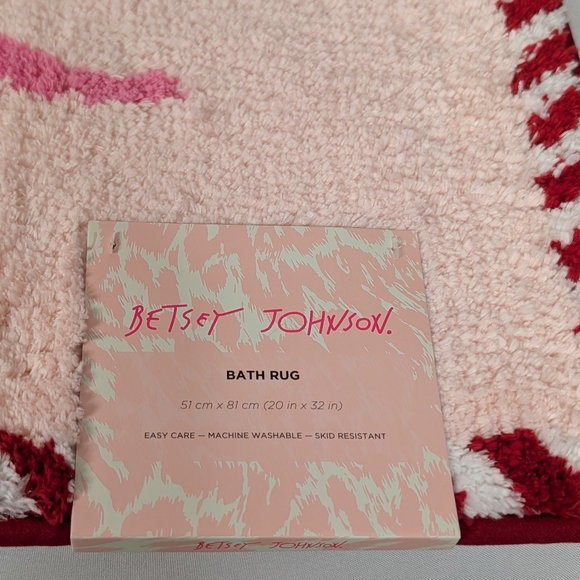 Betsey Johnson Santa Pink Red Bath Mat Rug Skid Resistant NWT - Picture 2 of 6